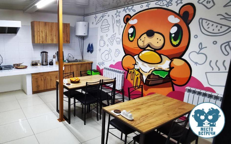 Место Встречи "Guest House Meeting Place" ビシュケク エクステリア 写真