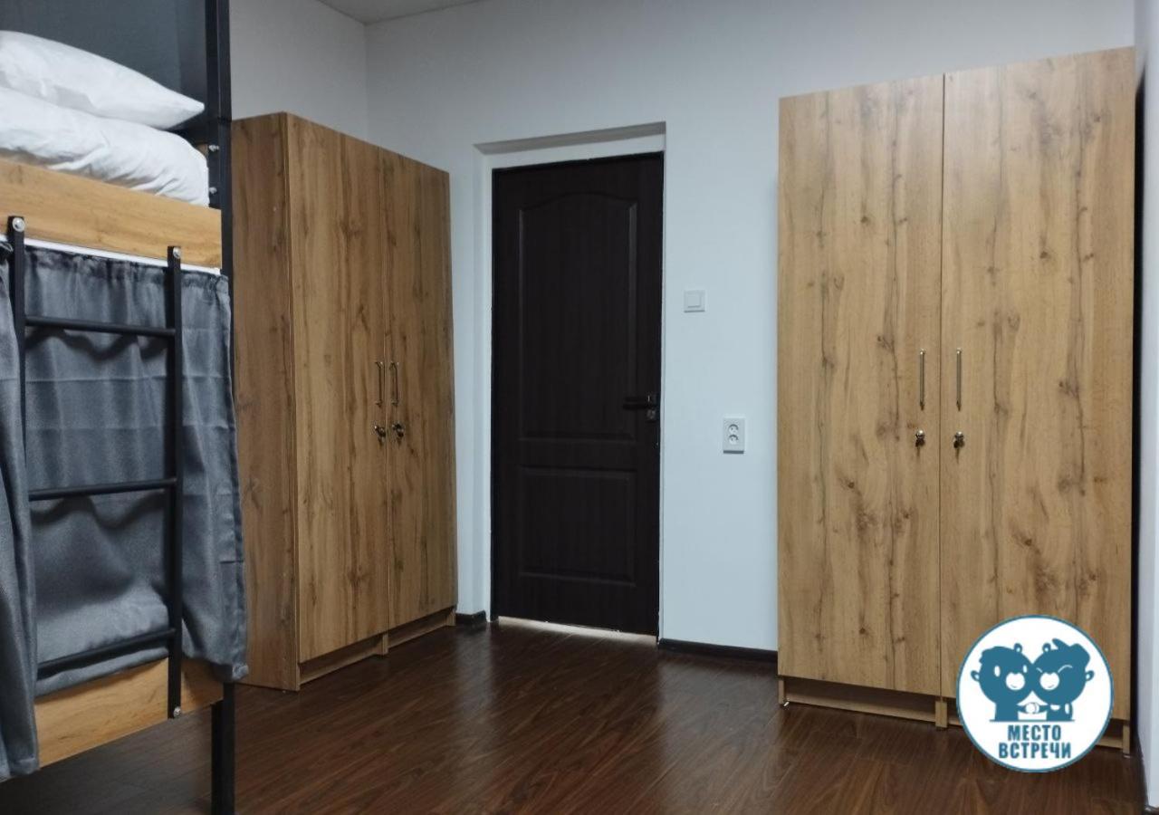 Место Встречи "Guest House Meeting Place" ビシュケク エクステリア 写真