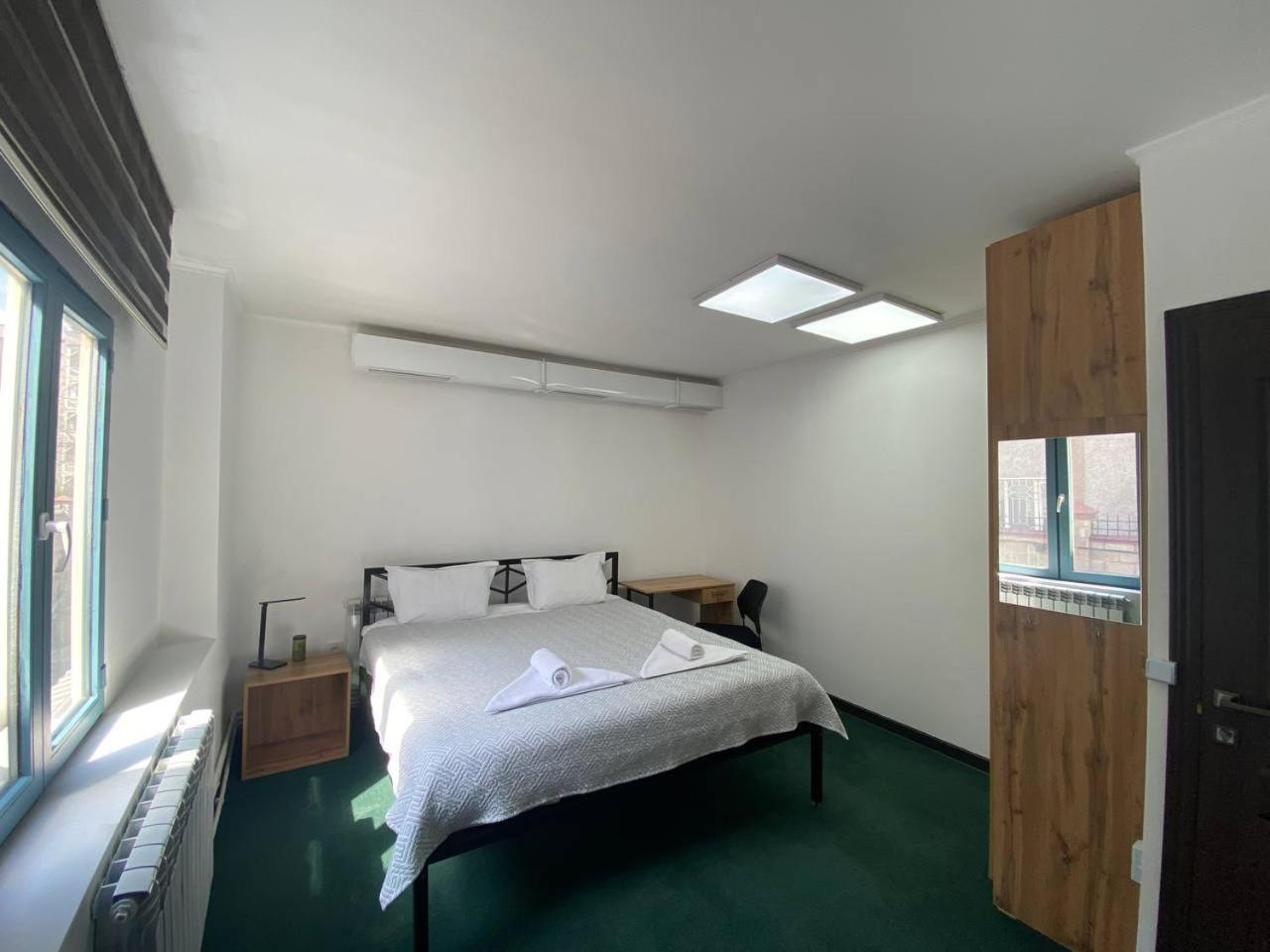 Место Встречи "Guest House Meeting Place" ビシュケク エクステリア 写真