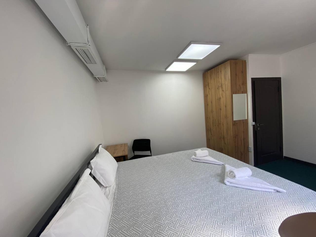 Место Встречи "Guest House Meeting Place" ビシュケク エクステリア 写真